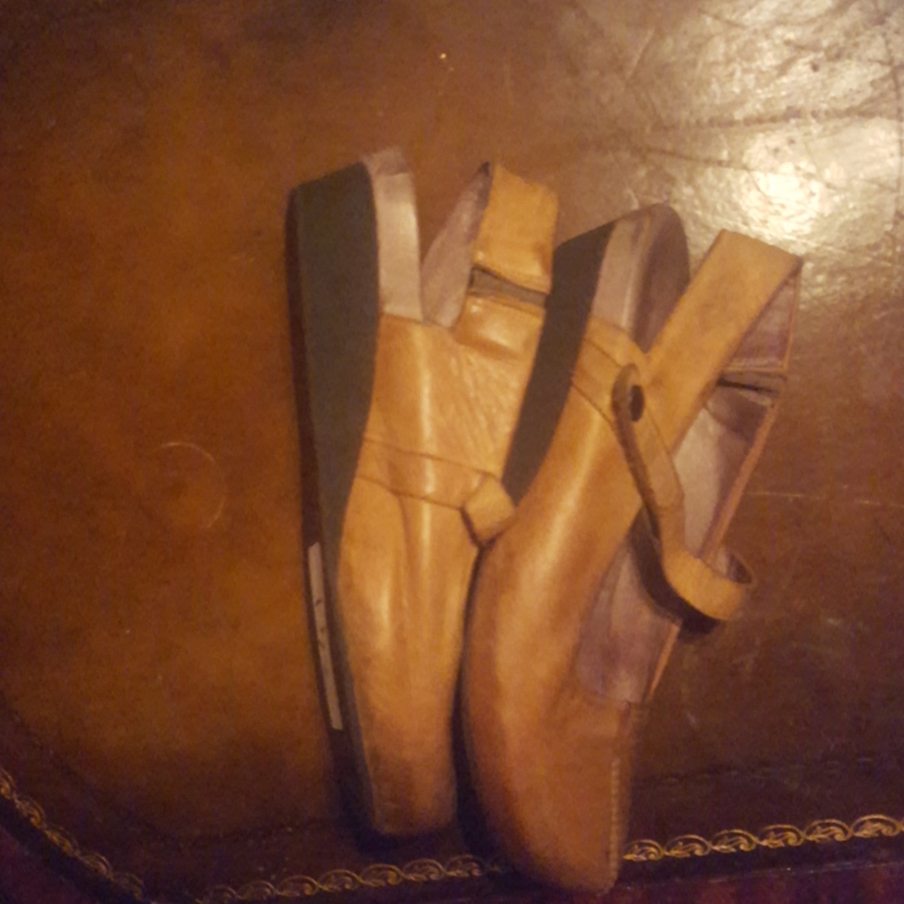 Tan Leather Shoes - Picture 3 of 6